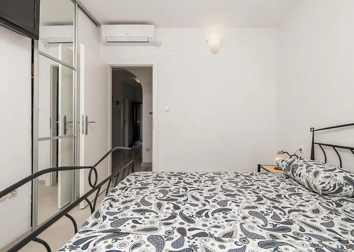 Apartment 3 Bedroom In Cres