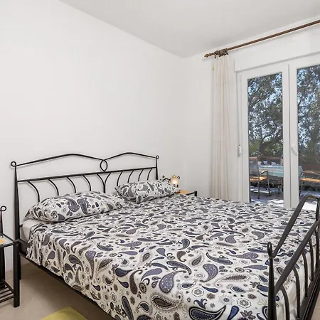 3 Bedroom Front In * Cres