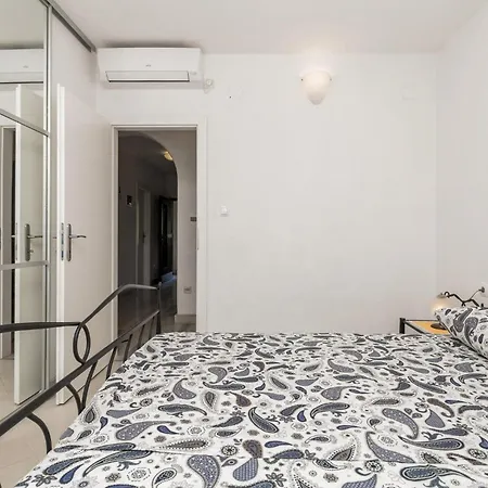Apartment 3 Bedroom In Cres